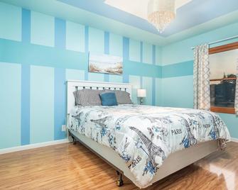 Private Luxury Lake MI Retreat on 2 acres w/Hot Tub - Close to Beaches/Wineries - Bridgman - Habitación