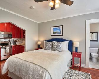 Above The Downtown Scene Stay At The Yamhill Flats: Suite 4 - 紐伯格 - 臥室