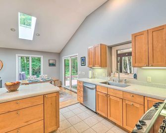 Cozy Whitehall Hideaway with Hot Tub and Chiminea! - Whitehall - Keuken