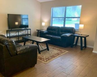 Wonderful 3 Bedroom 2 Bath - Kingsland - Вітальня