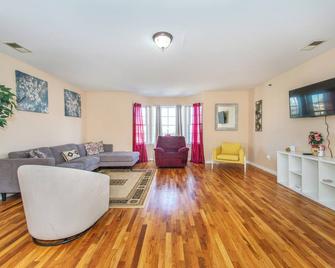 Spacious 5 Bedroom Home Mins To Nyc & Ewr - Newark - Living room