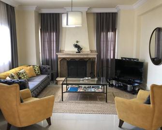 Luxury 5 Bedroom Villa on Probably the best beach in Famagusta, North Cyprus - Famagosta - Soggiorno