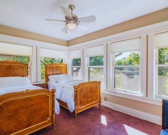 Martha's Bed and Breakfast - Lincoln - Bedroom