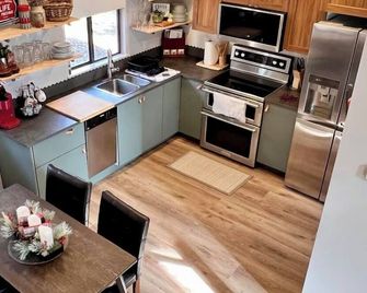 Spotless Gem! Game room, deck & fire-pit. Minutes to downtown Sleeps 9 - Price - Kitchen