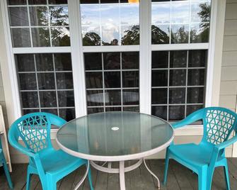 \'Penthouse on the big Pond\' Lake Marion, SC at the Club Wyndham Resort\nSleeps 10 - Santee - Balkón