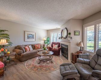 Comfy & Cozy Blacklake Golf Course Condo w/views of the fairways. - Nipomo - Living room