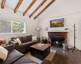 Bluebird Cabin, Indoor Fireplace, Next to Lake! - Green Valley Lake - Living room