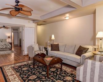 Downtown Hendersonville Loft with private balcony overlooking Main Street. - Hendersonville - Living room