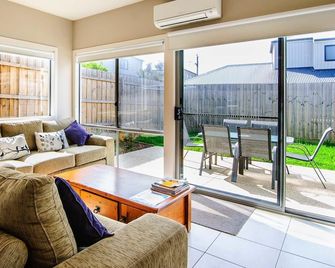 High Tide - Cowes - Living room
