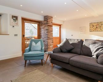 Barn Cottage - Leominster - Living room