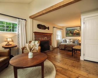 Cozy cottage -Close to Downtown Camden! - Camden - Living room