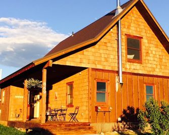 Sweet and charming Victor home on three acres with Teton views! - Victor - Bâtiment
