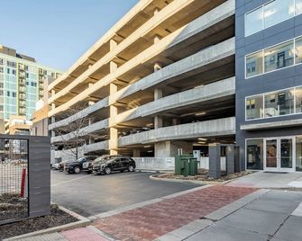 Vibrant 2BR Corner Suite and Free Parking at CityWay - Indianapolis - Building