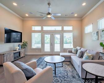 Midtown Home with Private Heated Pool - Houston - Living room