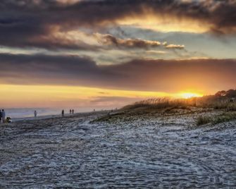 Updated Harbour Town Hideaway with Pool & Balcony | Walk to Shops & Golf - Hilton Head Island - Beach