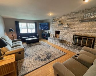 Sunset Shores Lake House: The Perfect Place for Summer Adventures - Clare - Living room