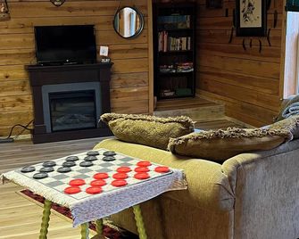 Relax in the Ozark woods at a quiet nature retreat with a private walking trail. - Cuba - Living room