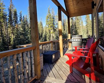 Luxury Cabin Rental for Two with BBQ and Fire Table in Nordegg, Alberta - Nordegg - Balcony