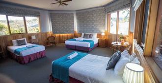Robyn's Nest Lakeside Resort - Merimbula - Bedroom