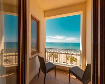 Hotel Riva Del Sole - צ'פאלו - מרפסת