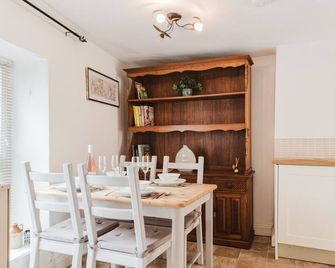 Charming Cotswolds Retreat in the Heart of Dursley - Dursley - Dining room