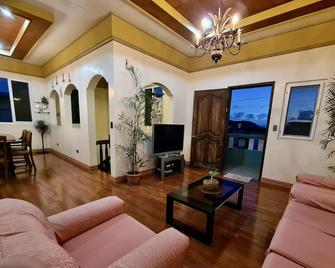 Den Den Guesthouse - Basco - Living room