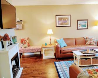 Book Your Spring/Summer Vacation @ This Cute & Comfy Cottage Close To Everything - Sawyer - Living room