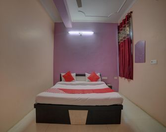 OYO 30243 Hotel Sanwariya Bhagwan - Sīkar - Bedroom