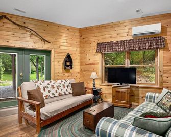 Buckeye Cabin, Located In Weaverville, Nc - Weaverville - Living room