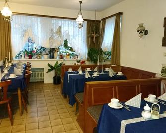 Apartment (32 sqm) on the first floor with kitchenette - Harburg - Restaurant
