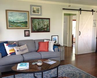 Inviting Sonoma Wine Country Getaway With Oak Studded Private Garden & Hot Tub - Glen Ellen - Sala de estar