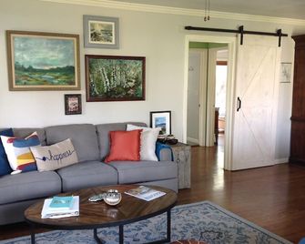 Inviting Sonoma Wine Country Getaway With Oak Studded Private Garden & Hot Tub - Glen Ellen - Wohnzimmer