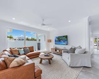 Cove 18 - Luxury beach house - Airlie Beach - Living room