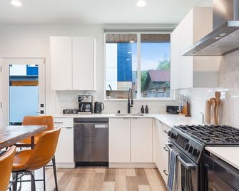 Stylish Townhouse Near Seattle Attractions with EV Charger - Seattle - Kitchen
