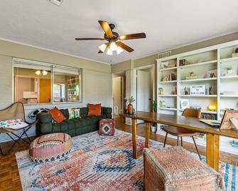 1 Mile to Texas A&M & Kyle Field - 5BD with Pingpong Table, Firepit and parking for 8 cars! - College Station - Living room