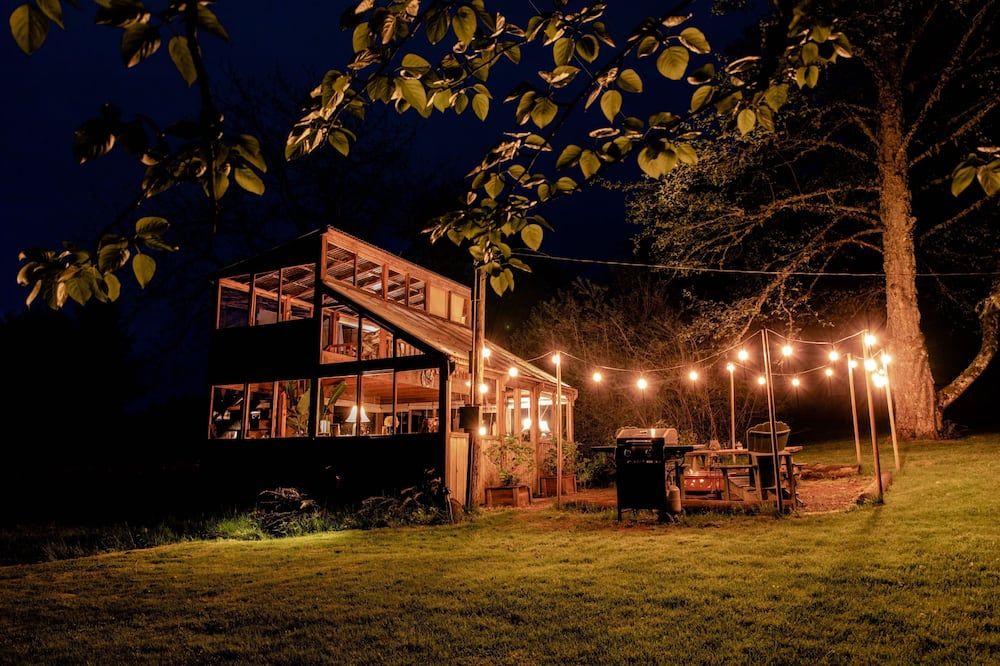 Romantic Glamping escape with wood fired hot tub/hiking, near hidden waterfalls.