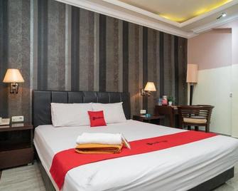 RedDoorz Plus near Simpang Tiga Tritayasa Cilegon - Cilegon - Bedroom