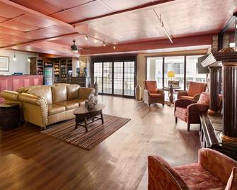 Howard Johnson Plaza by Wyndham Ocean City Oceanfront - Ocean City - Living room