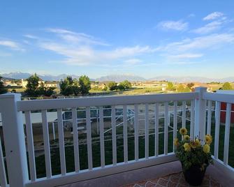 Airy Basement Suite - Private Entrance/Parking - Eagle Mountain - Balcony