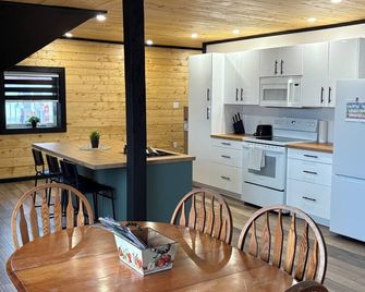 Newly renovated apartment in the heart of Montague! - Montague - Cocina