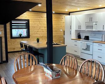 Newly renovated apartment in the heart of Montague! - Montague - Cocina