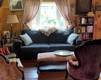 Sweet Unique Cottage - Clean and near Caroga Lake. Just inside the Adirondacks - Johnstown - Sala de estar
