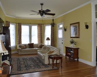 A Historic beauty in Downtown Prescott minutes from the town square! - Prescott - Living room