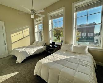 2 Bedroom Loft - Above Patton Diner - Downtown Cf! - Cedar Falls - Bedroom