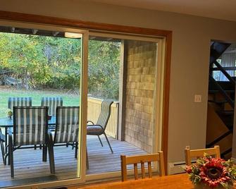Quiet Cozy Stay Spacious Home Near Beach & Shops - Hamden - Patio