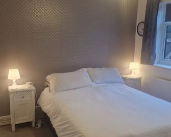 2 bed sleeps 4/5 people! Garden excellent to the city 20 mins direct - London - Bedroom