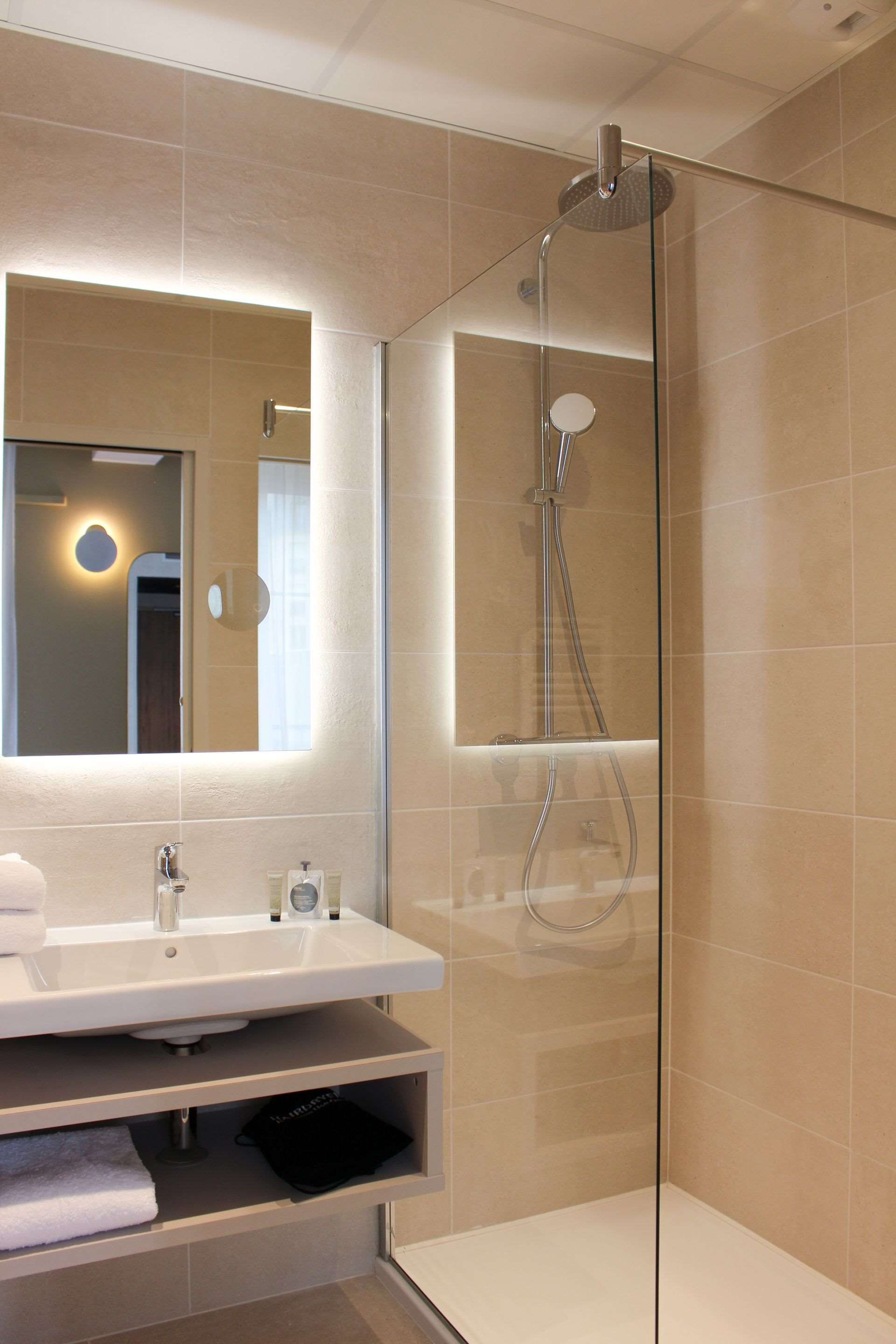 Brit Hotel Limoges Centre Gare - Hotel & Spa - Limoges - Baño