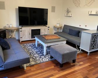 Charming Private Cottage in Napa Downtown - Napa - Living room