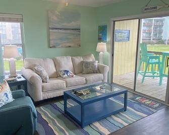 1 minute walk to Beach & Pool! 1 Bedroom + Bunk Beds. Rated 10.0/10! Great Host! - Hampstead - Living room