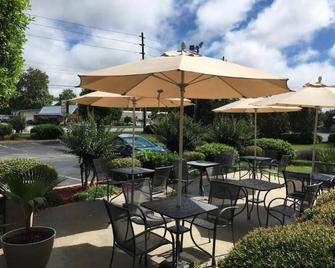 Super 8 by Wyndham Wilmington - Wilmington - Patio
